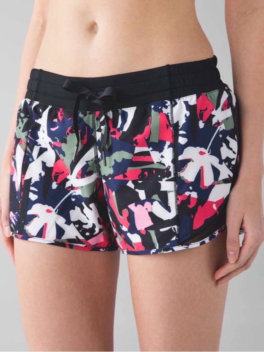Lululemon Hotty Hot Short (Long)
Pop Cut Boom Juice Multi / Black - Picture 4 of 8